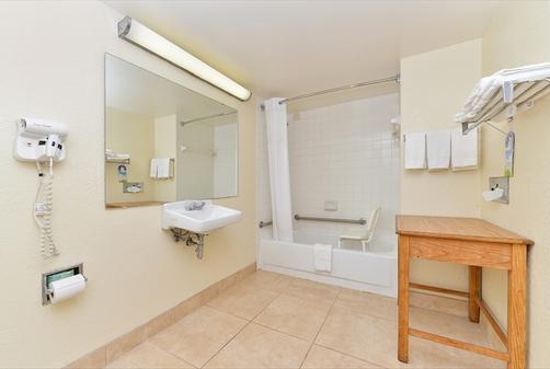 Days Inn Charlotte Northlake - Charlotte - Bagno