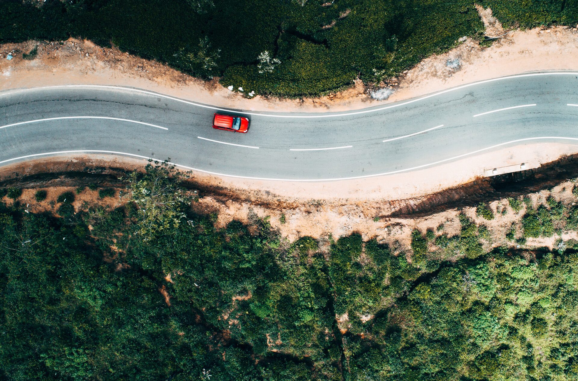 Visuale aerea di un'auto su una strada pittoresca.