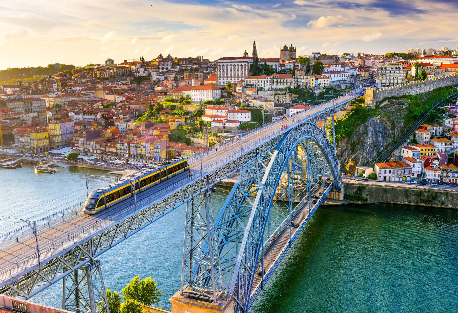 Il paesaggio urbano portoghese lungo il fiume Douro e sul ponte Dom Luis I.