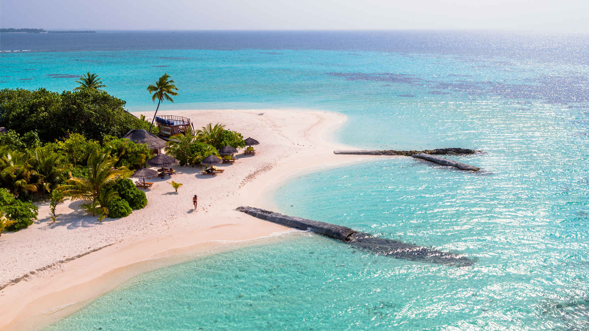 Vista aerea ripresa da un drone di un isola tropicale, Maldive