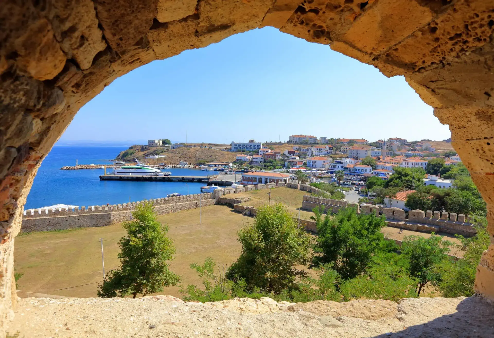 Vista dal castello di Tenedo sull'isola di Bozcaasa, Turchia.