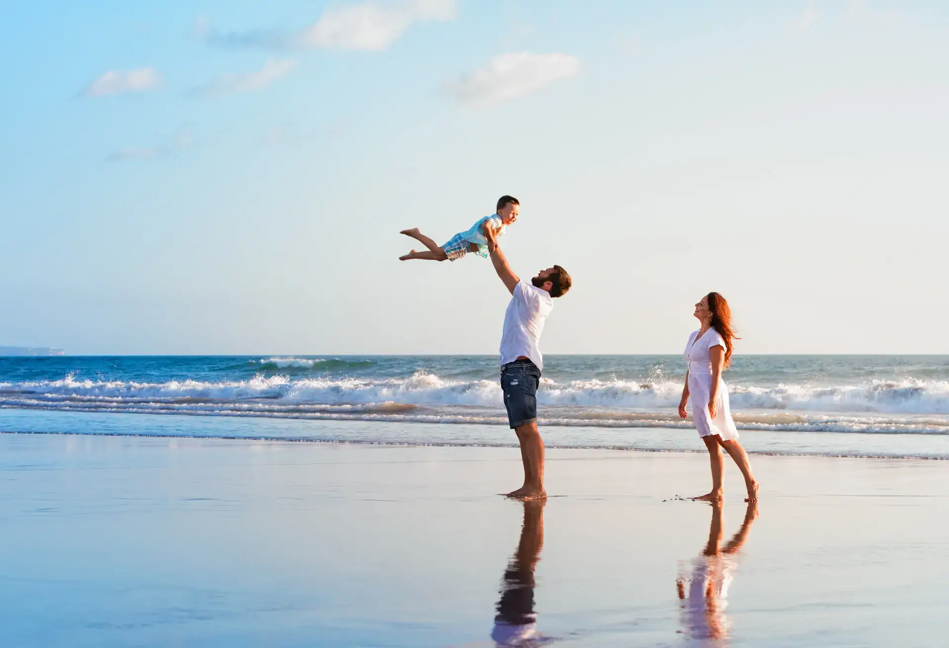 Una giovane famiglia che si gode le proprie vacanze su un'isola.