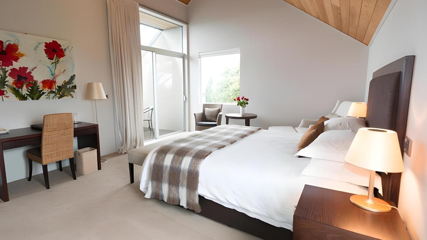 Takatu Lodge and Vineyard