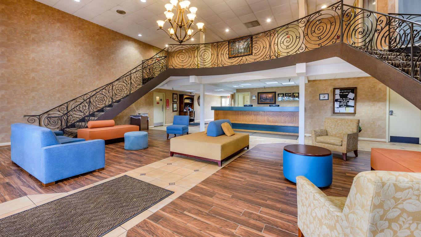 Econo Lodge Inn & Suites Triadelphia - Wheeling