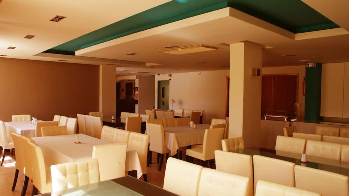 Saronis Hotel