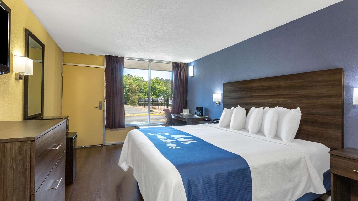 Days Inn by Wyndham Hampton Near Coliseum Convention Center