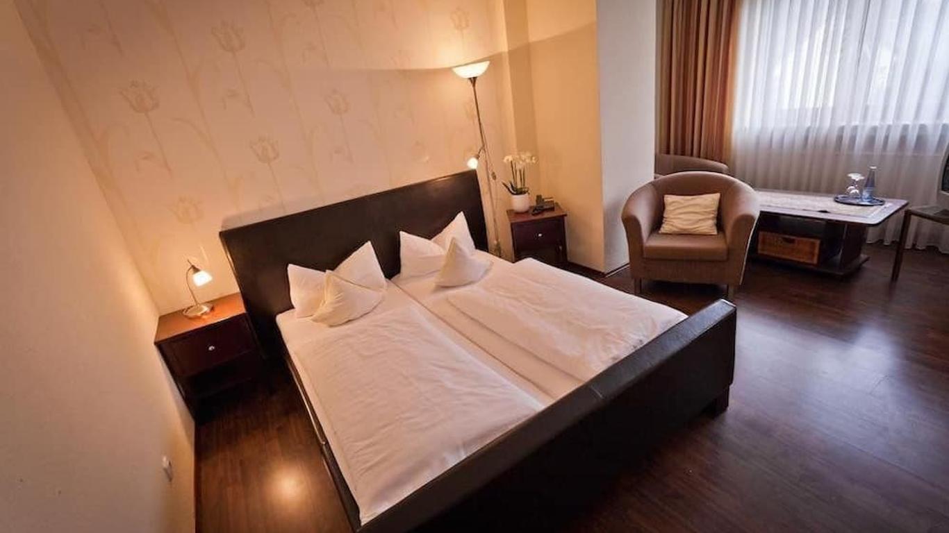 Hotel Spies