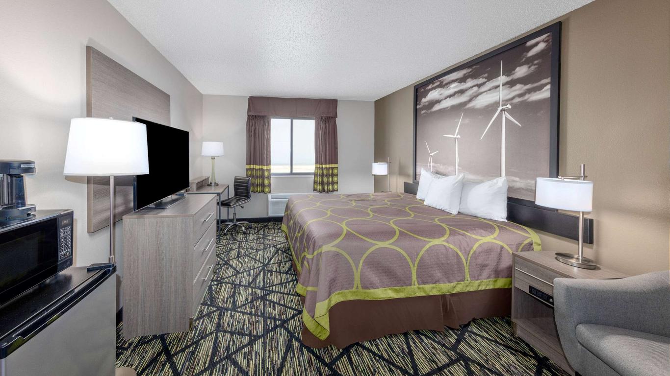 Super 8 by Wyndham Pratt