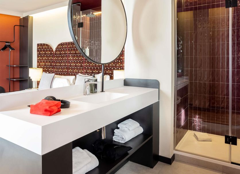 Baño con lavabo y espejo del hotel