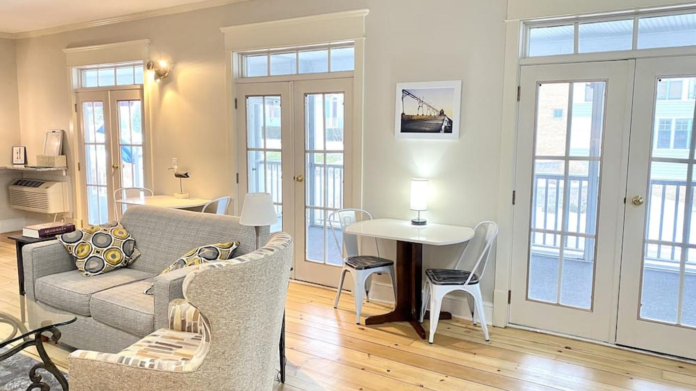 Harbor House Inn